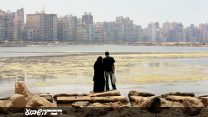 זוג צופה אל העיר אלכסנדריה, במצרים. ארכיון (AP Photo/Ben Curtis, File)