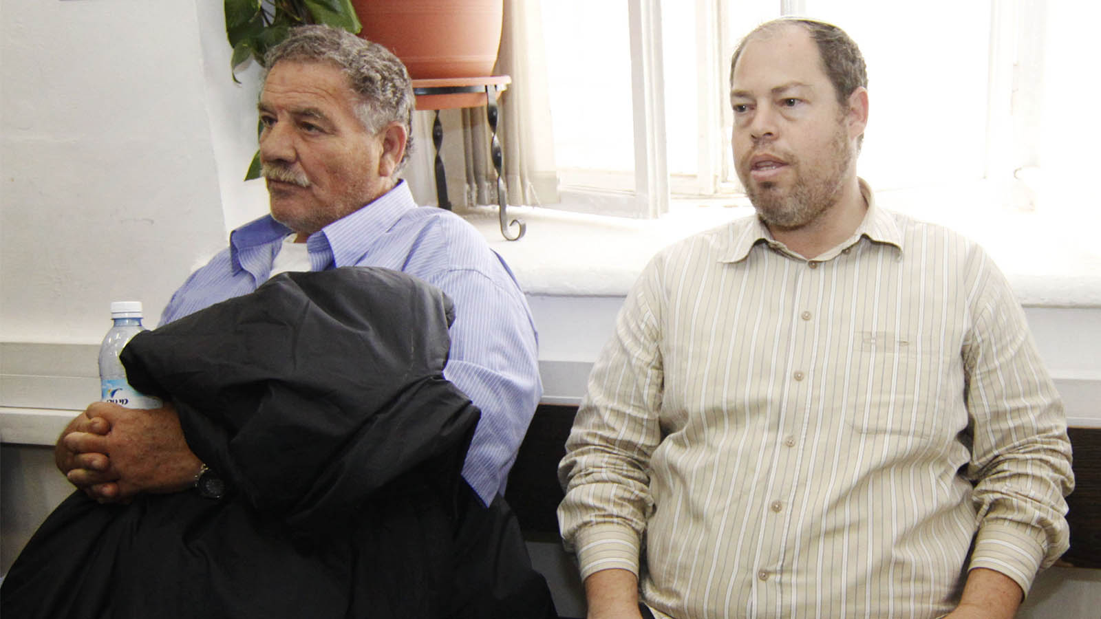 מהנדס המבנים אורן ורשבסקי (מימין) ויועץ הבטיחות יצחק צוקר, שהורשעו באחריות לאסון קריסת מערך התאורה בהר הרצל באפריל 2012. (צילום ארכיון: פלאש90)