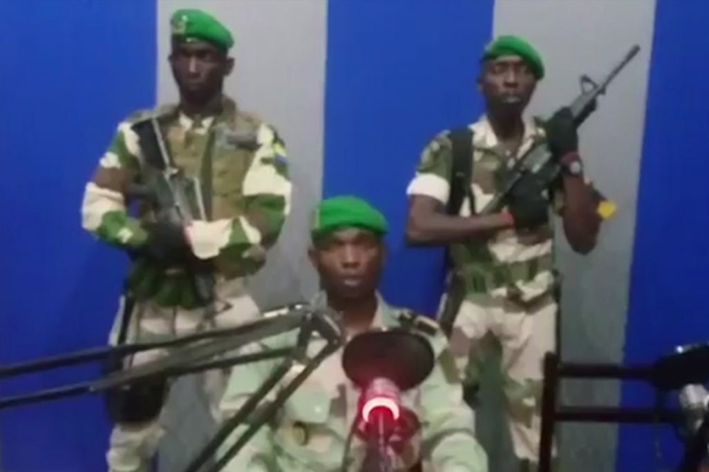 סגן קלי אונדו אוביאנג מודיע על הפיכה צבאית בגבון (צילום מתוך שידורי הטלוויזיה שח גבון)