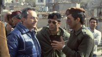 סיור שר הבטחון משה ארנס (משמאל) במחנה הפליטים "דהיישה", ליד בית לחם. (נתי הרניק/לע"מ)