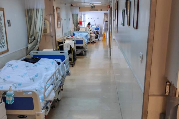 מיטות במסדרון, מחלקה פנימית בבית חולים בישראל (ללא קרדיט)