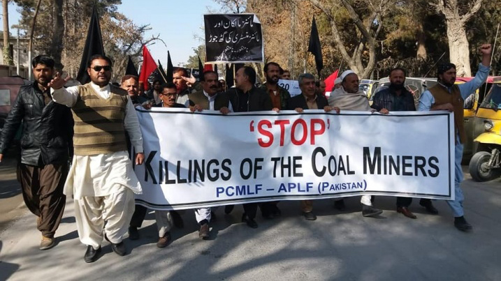 איגודים העובדים בפקיסטן בהפגנה בדרישה לתנאי בטיחות טובים יותר לאחר מותם של 120 כורים בשנת 2018. 31 בדצמבר 2018 (צילום: Industriall)