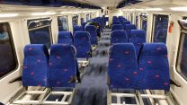 התקנת מושבים בקרון רכבת חדש (צילום: רכבת ישראל)