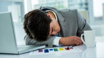 עובד יפני עייף (צילום אילוסטרציה: Shutterstock).
