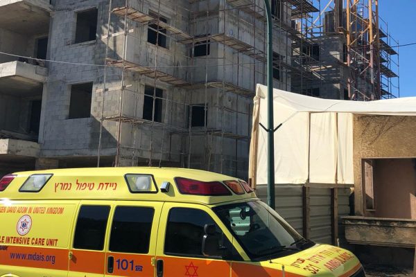 אדם כבן 30 נפצע קשה בהתהפכות טרקטורון באתר בנייה באילת