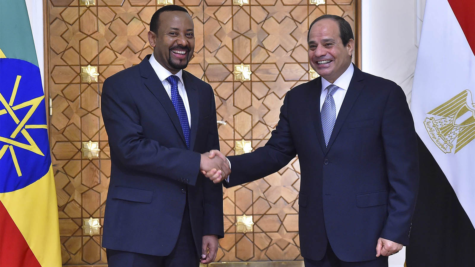נשיא מצרים א-סיסי וראש ממשלת אתיופה אביי אחמד בפגישה בנושא סכר התחייה ואספקת מי הנילוס למצרים. 10 ביוני 2018. (MENA via AP)