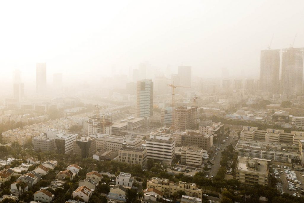 אובך בתל אביב (צילום ארכיון: אדם שולדמן/פלאש90)