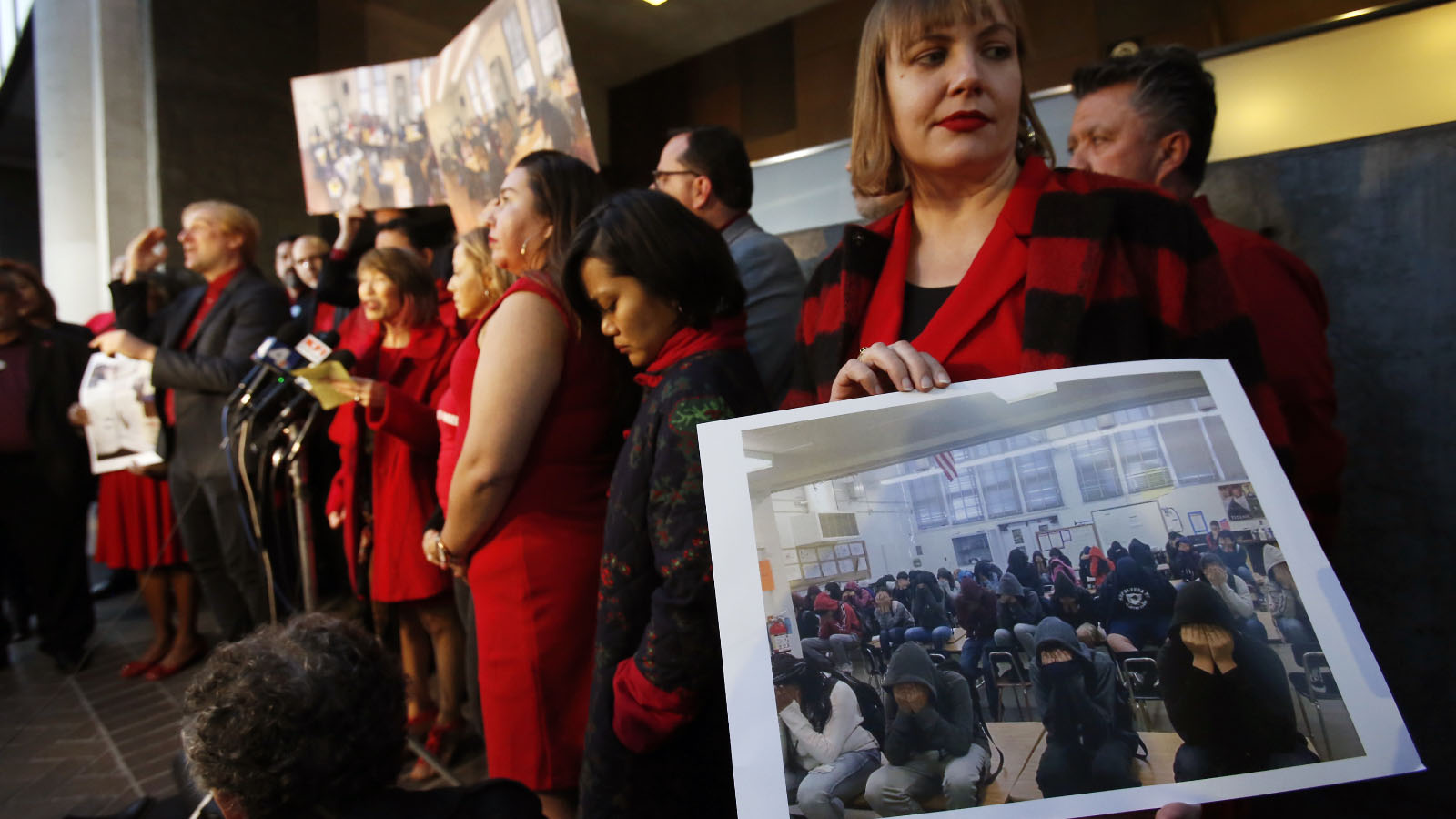 מורה באיגוד המורים של לוס אנלג'ס מחזיקה תמונה של כיתה עם 39 ילדים בסיבת עיתונים במחאה על העומס בכיתות בלוס אנג'לס. 11 בינואר 2019 (AP Photo/Damian Dovarganes)