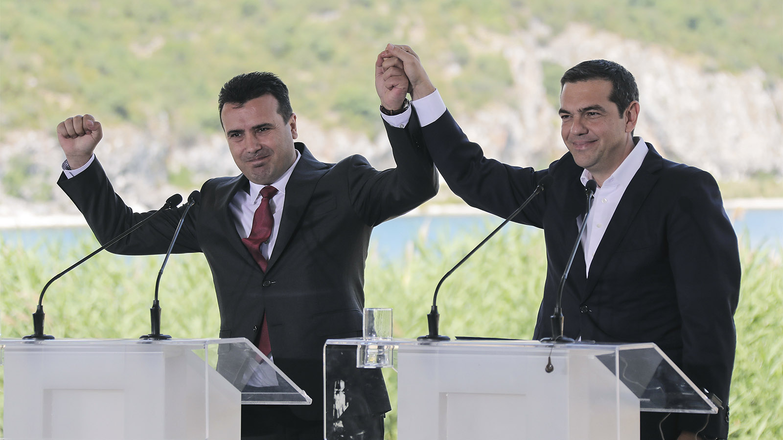 ראש ממשלת יוון, אלכסיס ציפראס וראש ממשלת מקדוניה, זוראן זאייב (AP Photo/Yorgos Karahalis)