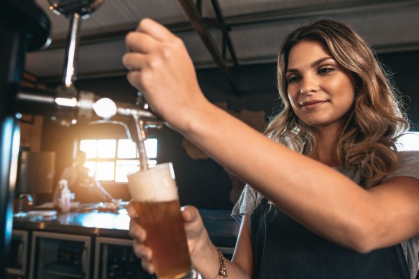 ברמנית מגישה בירה בבר. אילוסטרציה (צילום: Shutterstock)