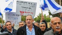 בני גנץ בשיחה עם מפגינים הדורשים לתקן את חוק הלאום סמוך לביתו בראש העין (צילום: פלאש90)