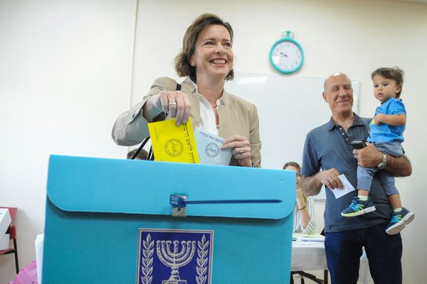ראש עיריית חיפה עינת קליש רותם, מצביעה בבחירות המקומית. אוקטובר 2018 (מאיר וקנין/פלאש90)