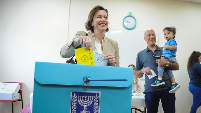 ראש עיריית חיפה עינת קליש רותם, מצביעה בבחירות המקומית. אוקטובר 2018 (מאיר וקנין/פלאש90)