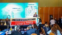 פעילים מתפרצים לנאומו של שר האנרגיה שטייניץ בכנס סביבה 2050 
(צילום:  נדב קרלינסקי)