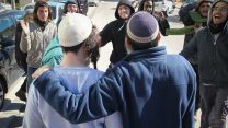 הנערים שנחשדו ברצח אעישה א-ראבע ביציאה מבית המשפט לאחר שחרורם למעצר בית. 10 בינואר 2019 (צילום: פלאש90)