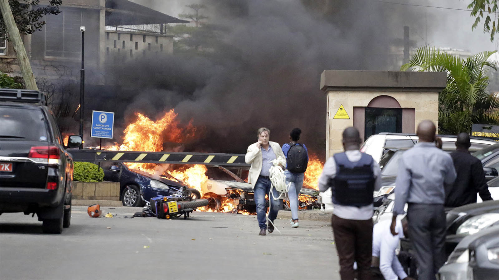 פיצוץ שאירע בחזית המלון בו בוצע הפיגוע בניירובי בירת קניה, 15 ינואר 2019 (AP Photo/Brian Inganga)