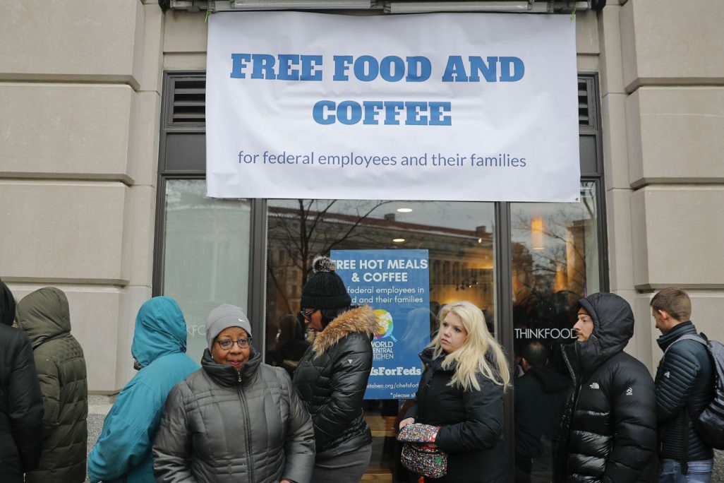 אנשים בתור בכניסה לבית קפה המציע קפה ומזון חינם לעובדי הממשל הפדרלי ובני משפחותיהם. 16 בינואר 2019 (AP Photo/Pablo Martinez Monsivais)