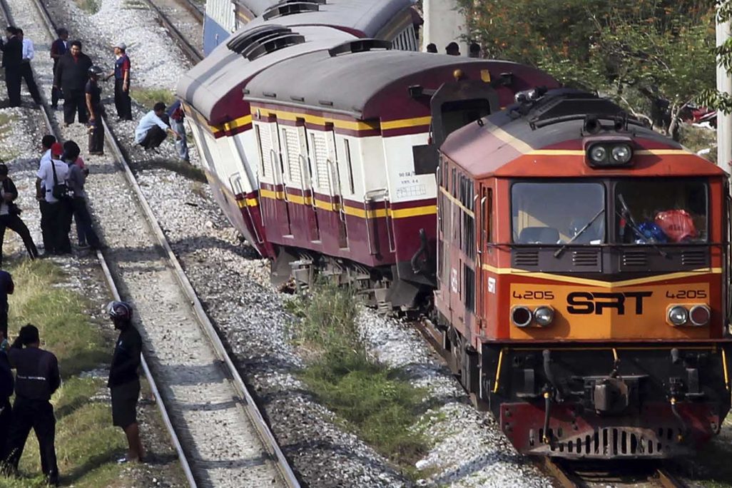 רכבת של חברת הרכבות התאילנדית SRT ירדה מהמסילה בפאתי בנגקוק , יולי 2014 (AP Photo/Apichart Weerawong, File)