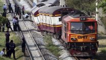 רכבת של חברת הרכבות התאילנדית SRT ירדה מהמסילה בפאתי בנגקוק , יולי 2014 (AP Photo/Apichart Weerawong, File)