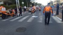 זירת האירוע בבת ים בו יהודה ביאדגה רץ לעבר שוטרים כשהוא אוחז בסכין ונורה למוות, 18 בינואר 2019 (צילום: דוברות איחוד הצלה)