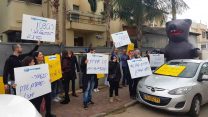עובדי "נס" מפגינים מול ביתו של מנכ"ל הדסה פרופ' רוטשטיין בדרישה להיקלט להעסקה ישירה בביה"ח, 18 בינואר 2019 (באדיבות דוברות ההסתדרות)