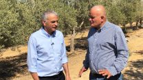 יו"ר תנועת המושבים מאיר צור ושר האוצר משה כחלון בסיור במועצה אזורית רמת נגב. 20 באוגוסט 2018. (יח"צ)