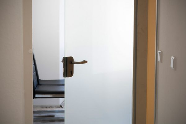 דלת מרפאה (צילום אילוסטרציה: Shutterstock).