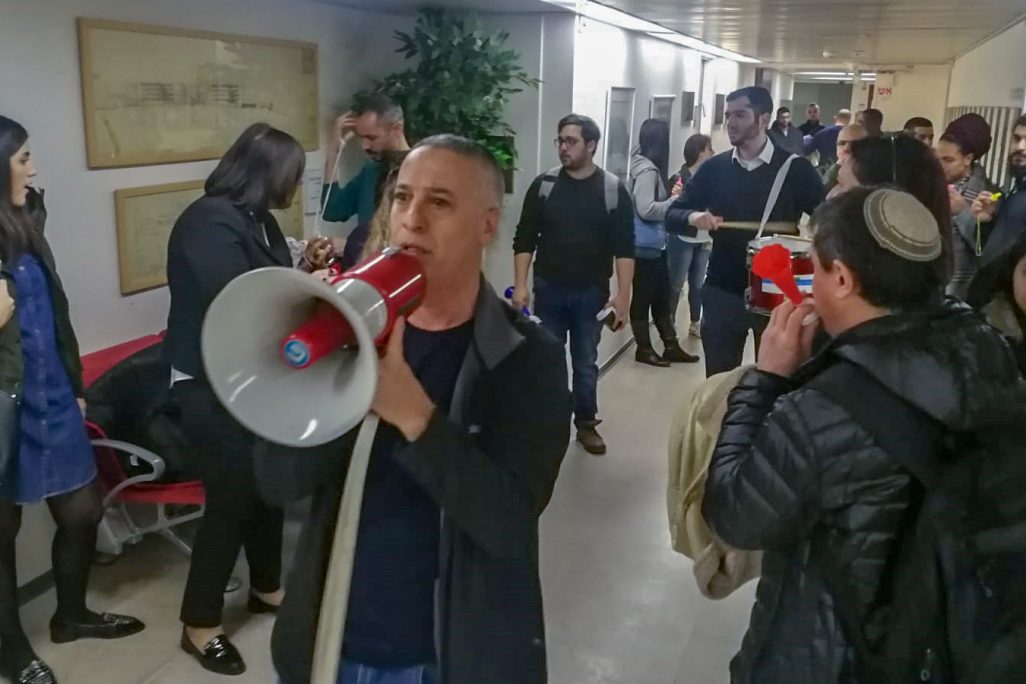 שיבושים בקבלת הקהל בהדסה בעקבות מחאת עובדי המחשוב; העובדים מפגינים במסדרונות ביה"ח  (צילום: דוברות ההסתדרות)