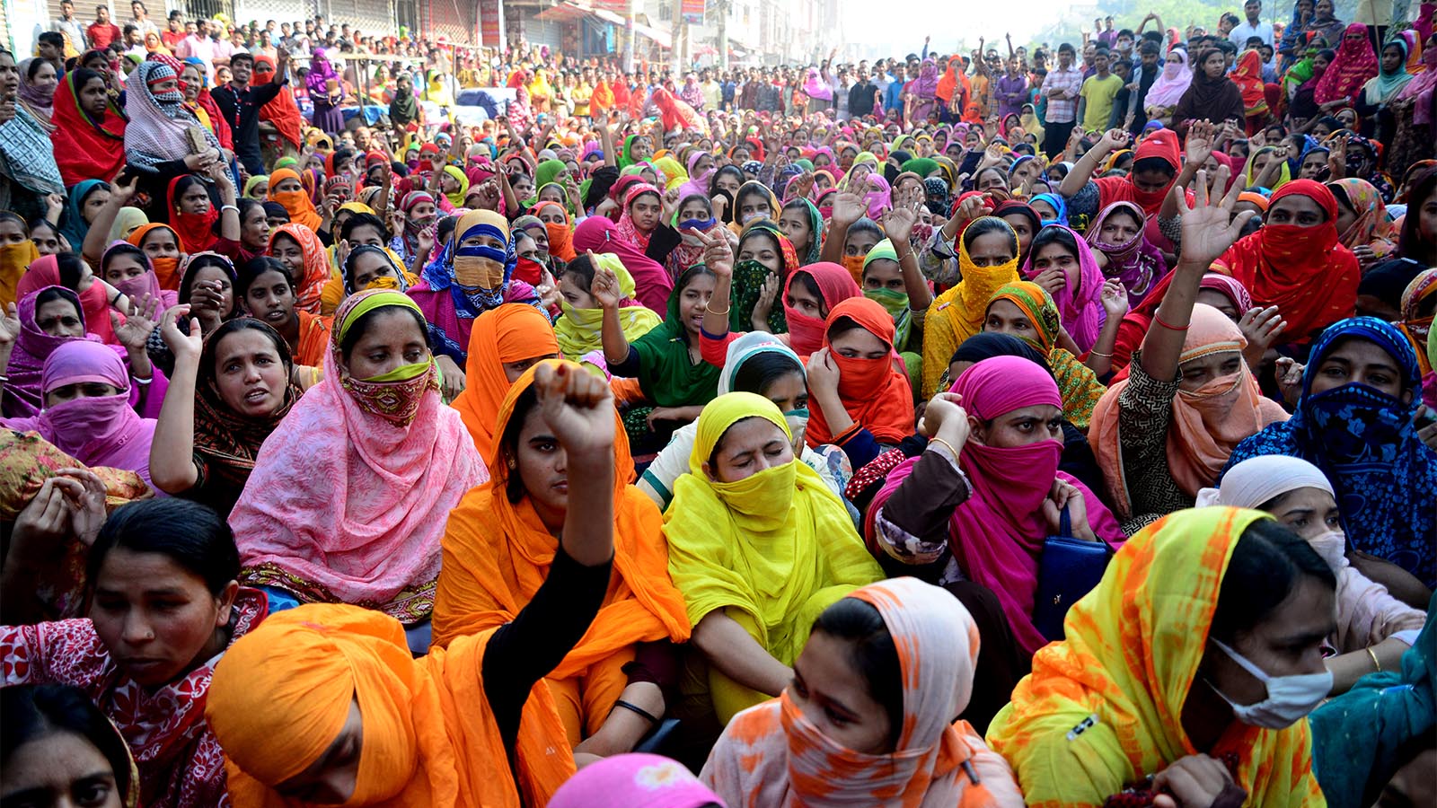 אלפי עובדות טקסטיל בבנגלדש מפגינות בדרישה להעלאת שכר המינימום. 8 בינואר 2019 (Photo by Mamunur Rashid/NurPhoto via Getty Images)