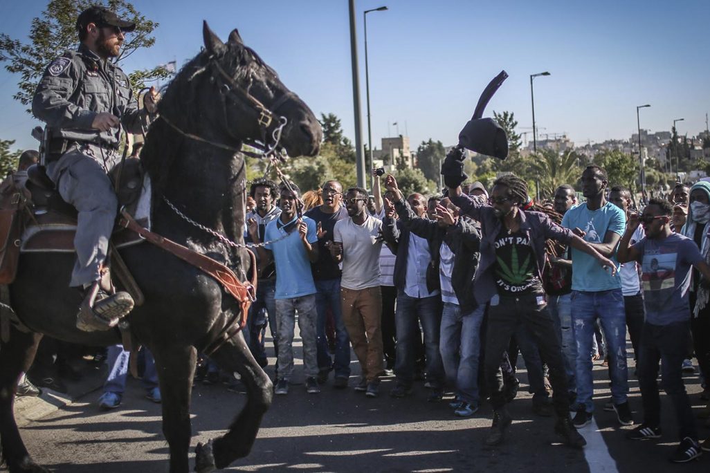 הפגנת העדה האתיופית נגד אלימות משטרתית מחוץ למטה המשטרה בירושלים (צילום ארכיון: הדס פרוש/פלאש90)