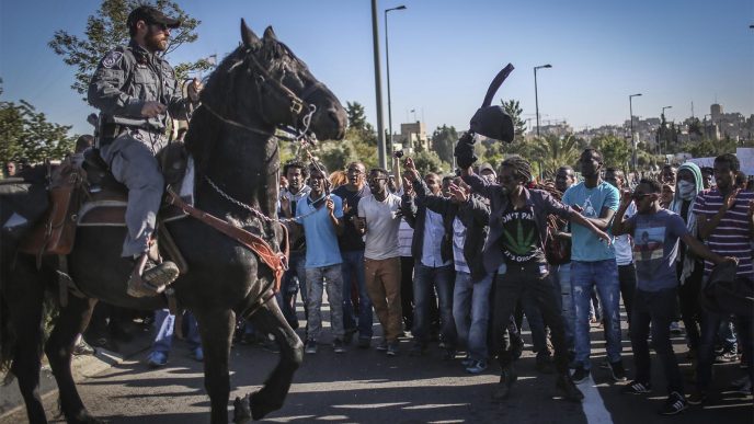 ישראלים יוצאים אתיופיה מפגינים מחוץ למטה המשטרה הארצי בירושלים נגד אלימות משטרתית כלפיהם. 30 באפריל 2015 (צילום: הדס פרוש/פלאש90)