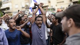 ישראלים יוצאים אתיופיה מפגינים בתל אביב נגד אלימות משטרתית כלפיהם. 22 ביוני 2015 (צילום: תומר ניוברג/פלאש90)
