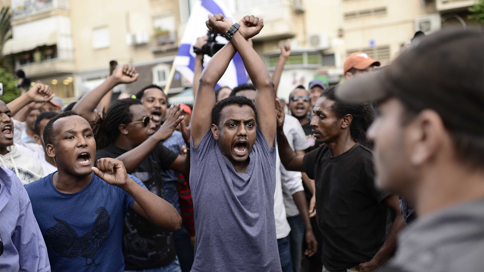 יוצאי אתיופיה מפגינים בתל אביב נגד האלימות המשטרתית ב-2015. &quot;על הגשר היו צלפים&quot; (צילום: תומר ניוברג/פלאש90)