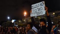 ישראלים יוצאים אתיופיה מפגינים בכיכר רבין נגד אלימות משטרתית כלפיהם. 3 במאי 2015 (צילום: גילי יערי/פלאש90)