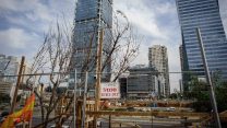 בניית גשר יהודית מעל נתיבי איילון. (אדם שולדמן/פלאש90)