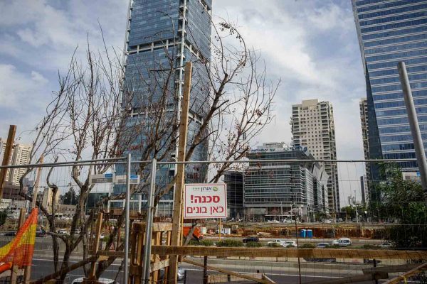 בניית גשר יהודית מעל נתיבי איילון. (אדם שולדמן/פלאש90)