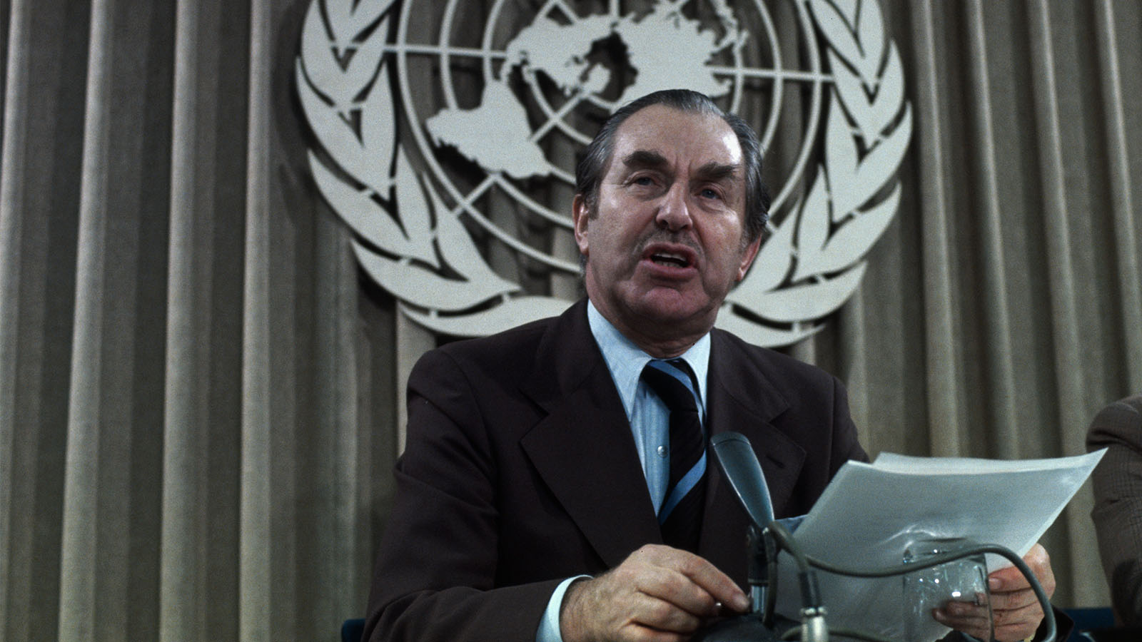 חיים הרצוג כשגריר ישראל באו&quot;ם דצמבר 1975 (צילום: Bettmann/ Getty images IL)