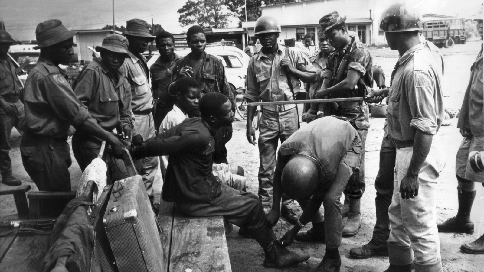 חיילים בצבא ניגריה לוכדים בן איגבו במלחמת ביאפרה. ספטמבר 1968 (AP Photo/Dennis Lee Royle)