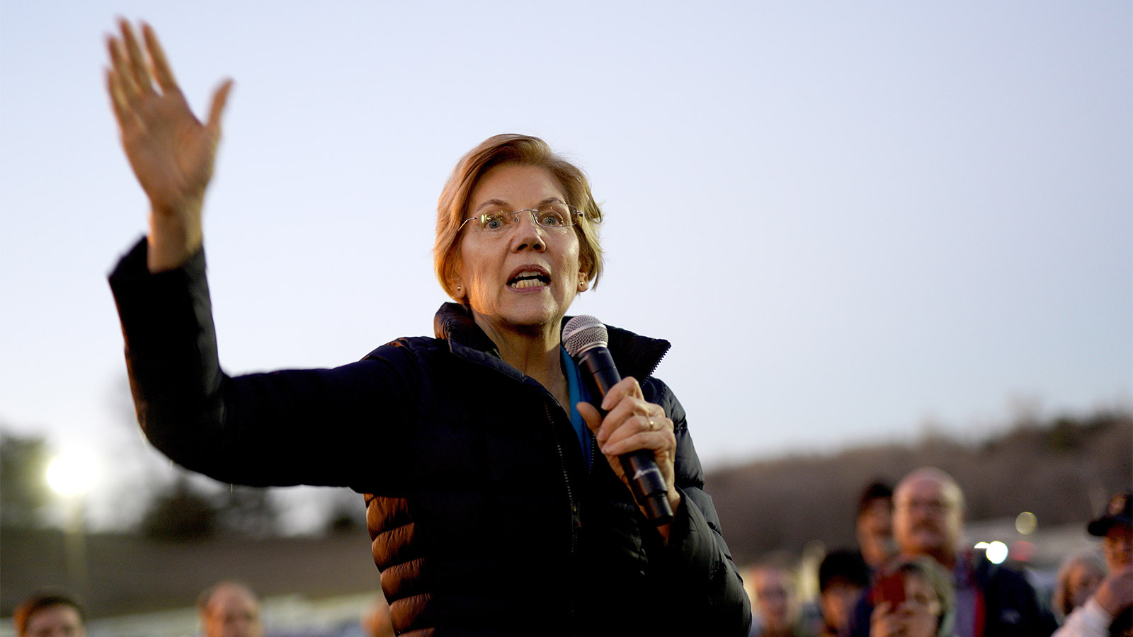 הסנאטורית אליזבת וורן נואמת באיווה. &quot;האנשים בפסגה לא מתקשים להחזיק מעמד&quot; (AP Photo/Nati Harnik)
