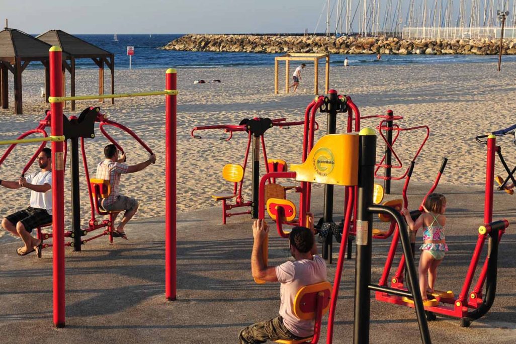 מתקני כושר ציבוריים בחוף בתל אביב (ChameleonsEye / Shutterstock.com)