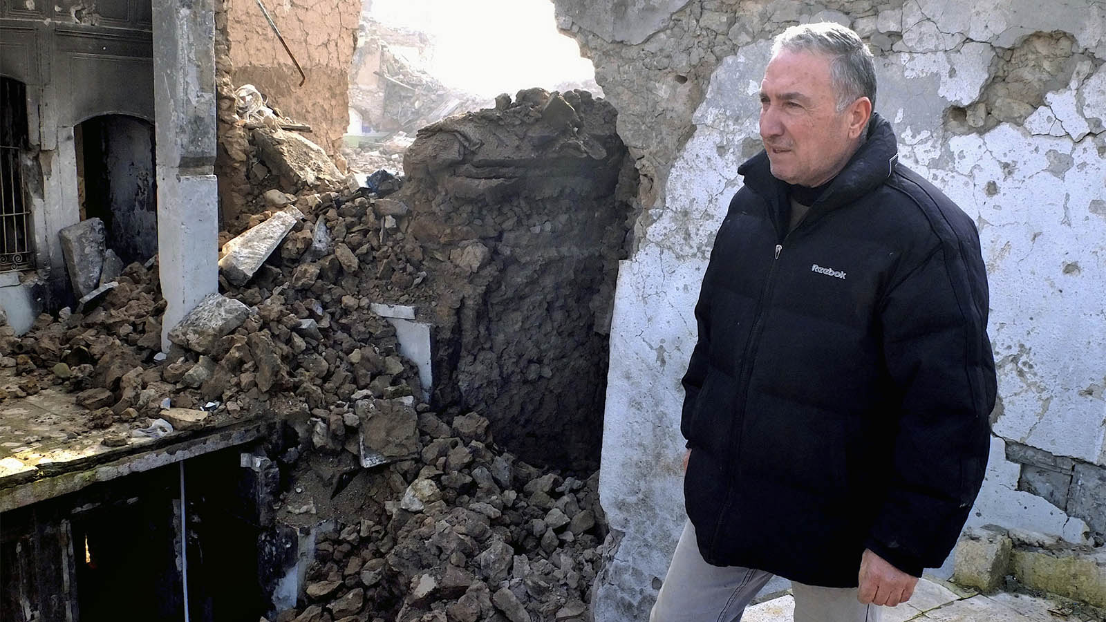 מוסול. סאעד ג'ארג'יס מתהלך בהריסות בית משפחתו בן מאות השנים (AP Photo/Sam Kimball)