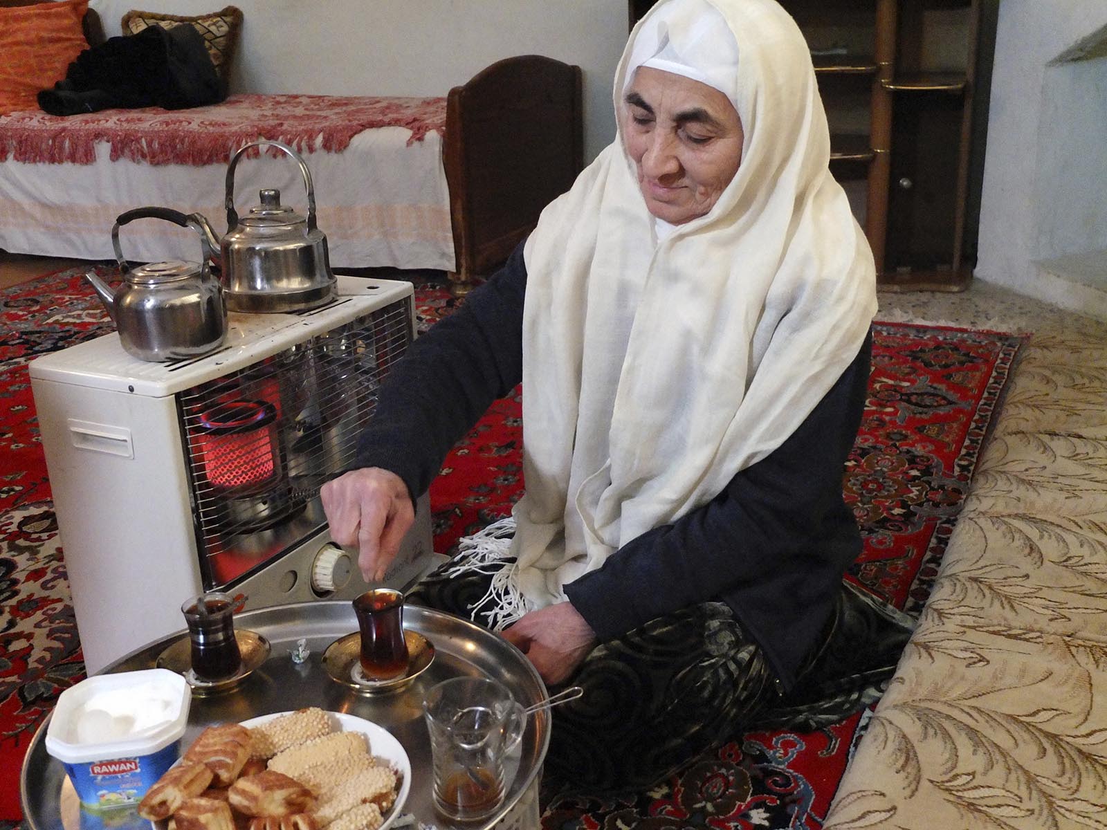 נוואל פתחי, שנולדה וגדלה בעיר העתיקה של מוסול, מכינה תה בביתה (AP Photo/Sam Kimball)