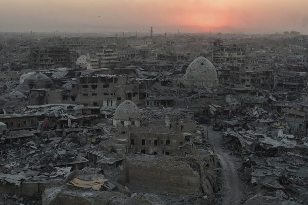השמש שוקעת על עיי החורבות שנותרו ממערב העיר מוסול. העיר העתיקה נחרבה כמעט לחלוטין בקרבות נגד דאע"ש (AP Photo/Felipe Dana, File)