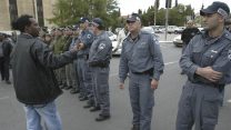 הפגנת בני העדה האתיופית מחוץ לבית ראש הממשלה, 2006 (צילום ארכיון: פייר טרג'מן/פלאש90)
