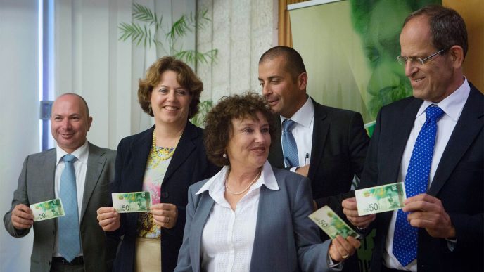 בכירי בנק ישראל בהצגת שטר 5- השקלים החדש. 10 בספטמבר 2014 (צילום: מרים אלטשר/פלאש90)