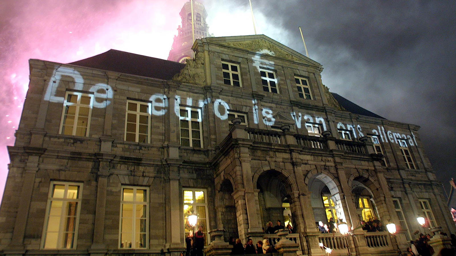 בניין העירייה במאסטריכט, במהלך חגיגות העשור לאמנה, עליו מוקרן הכיתוב &quot;היורו הוא של כולנו&quot;, ינואר 2002 (Photo by Michel Porro/Getty Images)