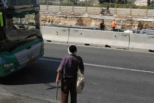 קשיש ברחובות ירושלים. ארכיון למצולם אין קשר לכתבה (צילום: קובי גידעון/פלאש90)