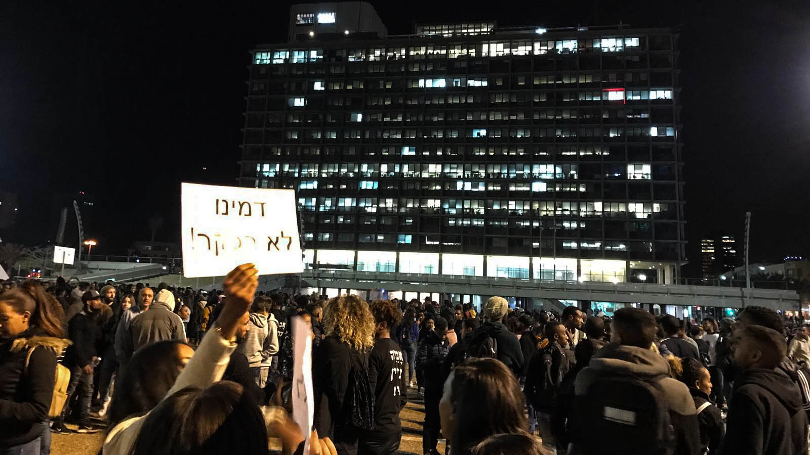 בניין עיריית תל אביב חשוך &#8211; בעת ההפגנה נגד אלימות משטרתית, ינואר 2019 (צילום: חן אדרי)