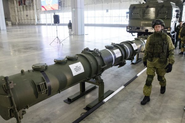 קצין בצבא רוסיה מציג את טיל השיוט החדש 9M729 שיכול לשאת ראש נפץ גרעיני. 23 בינואר 2019 (AP Photo/Pavel Golovkin)