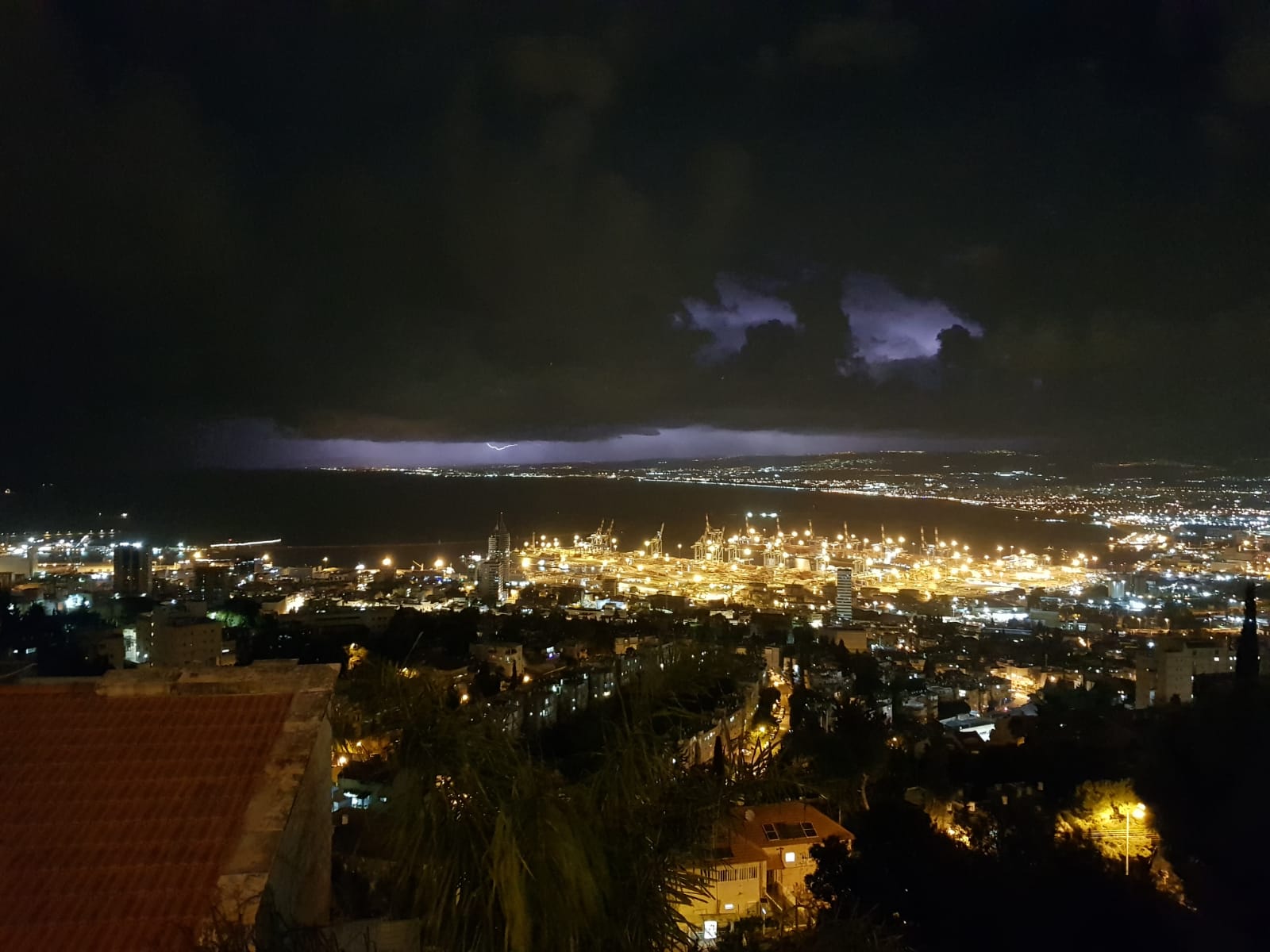 סופת ברקים צפונית למפרץ חיפה. צילום: יאיר ויטמן סופת ברקים צפונית למפרץ חיפה. צילום: יאיר ויטמן